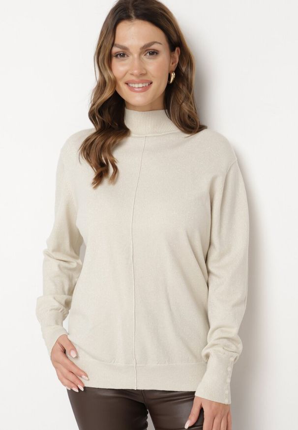 Born2be - Jasnobeżowy Sweter Półgolf z Wiskozą Ozdobiony Guzikami na Rękawach i Brokatem Tertina. Kolor: beżowy. Materiał: wiskoza. Wzór: aplikacja. Sezon: zima