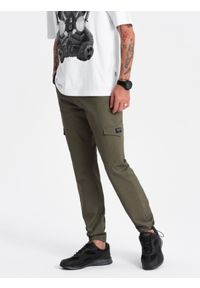 Ombre Clothing - Spodnie męskie z kieszeniami cargo i ściągaczem na dole nogawki - ciemnooliwkowe V1 OM-PACG-0189 - XXL. Kolor: oliwkowy. Materiał: bawełna, elastan #7
