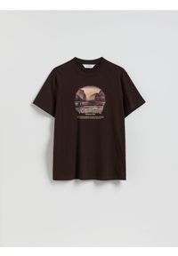 Reserved - T-shirt regular z nadrukiem - ciemnobrązowy. Kolor: brązowy. Materiał: dzianina, bawełna. Wzór: nadruk