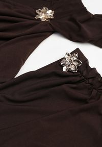 Renee - Brązowy Komplet Spódnica i Longsleeve Zdobione Marszczeniami i Aplikacjami Bervessa. Kolor: brązowy. Wzór: aplikacja #3