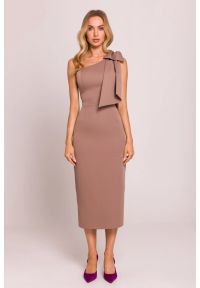 MOE - Elegancka sukienka ołówkowa na jedno ramię z kokardą mokka. Okazja: na imprezę, na wesele, na ślub cywilny. Typ kołnierza: kokarda. Materiał: elastan, materiał. Typ sukienki: ołówkowe. Styl: elegancki. Długość: midi
