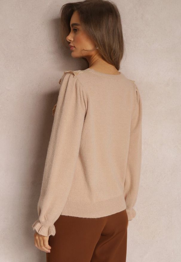 Renee - Beżowy Sweter z Falbankami i Ażurową Koronką Vegu. Typ kołnierza: kołnierz z falbankami. Kolor: beżowy. Materiał: koronka. Długość rękawa: długi rękaw. Długość: długie. Wzór: koronka, ażurowy. Styl: klasyczny