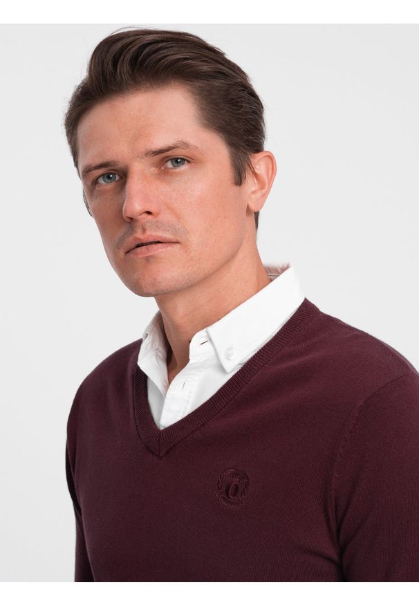 Ombre Clothing - Sweter męski z dekoltem "w serek" z koszulowym kołnierzykiem - bordowy V8 OM-SWSW-0102 - XXL. Typ kołnierza: kołnierzyk koszulowy, dekolt w serek. Kolor: czerwony. Materiał: bawełna, materiał, nylon. Styl: klasyczny