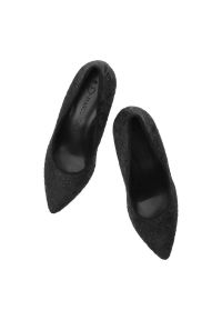 Czarne Czółenka Marco Tozzi Eleganckie Buty Na Obcasie. Zapięcie: bez zapięcia. Kolor: czarny. Szerokość cholewki: normalna. Wzór: koronka. Materiał: skóra ekologiczna, tiul, materiał, koronka. Sezon: lato. Obcas: na obcasie. Styl: elegancki. Wysokość obcasa: średni #4