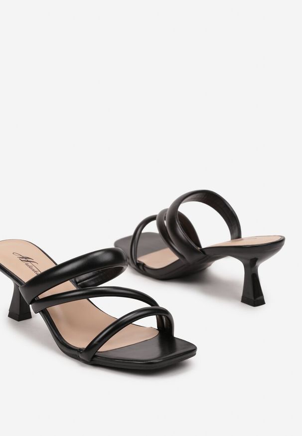 Renee - Czarne Klapki na Szpilce Kaczuszce z Ozdobnymi Paskami Neolaris. Okazja: na co dzień. Kolor: czarny. Materiał: jeans. Obcas: na szpilce. Styl: wizytowy, elegancki, casual. Wysokość obcasa: średni