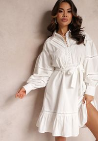 Renee - Biała Koszulowa Sukienka z Perłowymi Guzikami i Koronkowymi Wstawkami Shyanne. Kolor: biały. Materiał: koronka. Typ sukienki: koszulowe. Styl: vintage. Długość: midi
