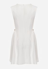 Renee - Biała Rozkloszowana Sukienka Bez Rękawów z Odpinanymi Aplikacjami w Pasie Maridina. Kolor: biały. Materiał: tkanina. Długość rękawa: bez rękawów. Wzór: aplikacja. Sezon: lato. Typ sukienki: trapezowe. Styl: klasyczny, elegancki #7