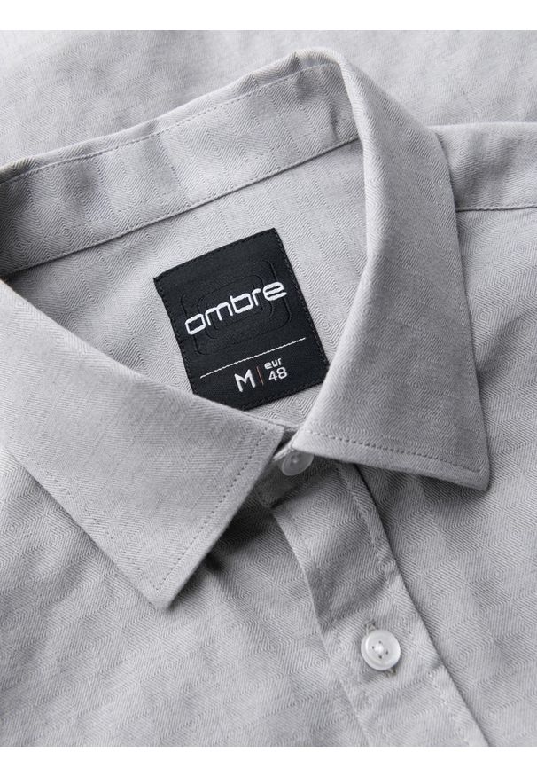 Ombre Clothing - Koszula męska SLIM FIT z ozdobnej tkaniny z kieszonką – szara V2. Okazja: do pracy. Typ kołnierza: kołnierzyk klasyczny. Kolor: szary. Materiał: tkanina. Wzór: haft, ze splotem. Styl: klasyczny, elegancki