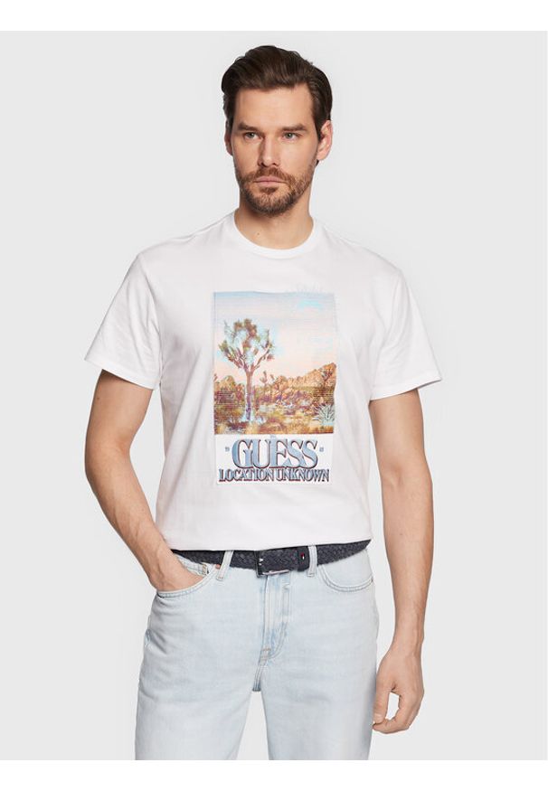 Guess T-Shirt Desert Photo M3GI74 KA260 Biały Regular Fit. Kolor: biały. Materiał: bawełna