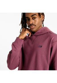 Bluza męska New Balance MT41534FDP – fioletowa. Typ kołnierza: kaptur. Kolor: fioletowy. Materiał: bawełna, prążkowany. Wzór: haft #3