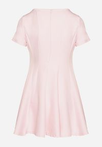 Born2be - Różowa Rozkloszowana Sukienka z Krótkim Rękawem i Ozdobnymi Przeszyciami Meporea. Okazja: na co dzień. Kolor: różowy. Długość rękawa: krótki rękaw. Styl: klasyczny, casual, elegancki #2