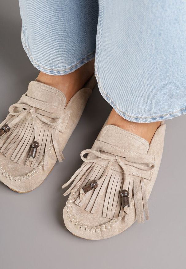 Renee - Ciemnobeżowe Klapki Ozdobione Kokardą i Frędzlami Felindrise. Okazja: na spacer. Kolor: beżowy. Wzór: aplikacja. Sezon: lato. Styl: boho, elegancki