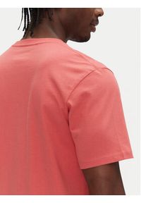 Wrangler T-Shirt Sign Off 112362687 Czerwony Regular Fit. Kolor: czerwony. Materiał: bawełna #3