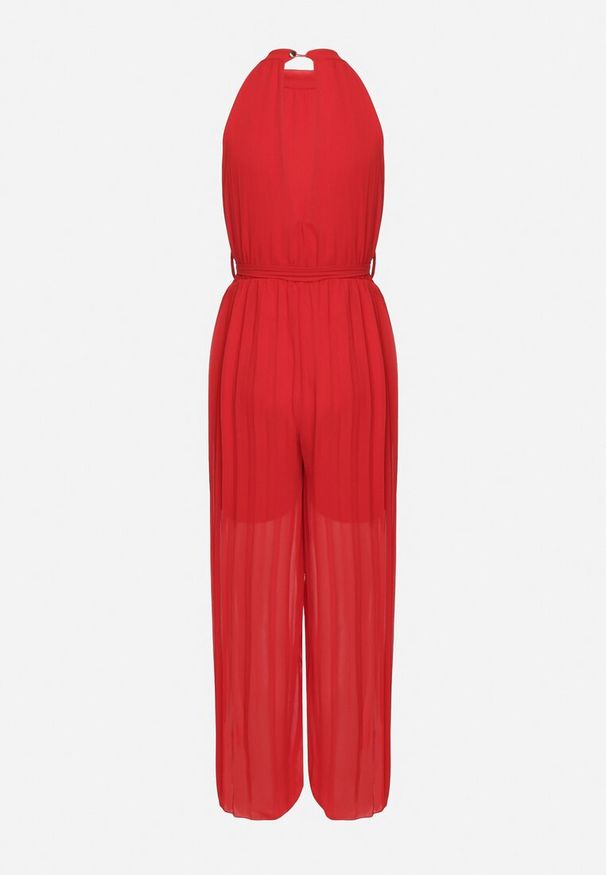 Born2be - Czerwony Taliowany Kombinezon z Dekoltem Typu Halter z Gumką w Pasie i Materiałowym Paskiem Xolefia. Okazja: na imprezę, na co dzień. Kolor: czerwony. Materiał: materiał. Styl: casual, elegancki