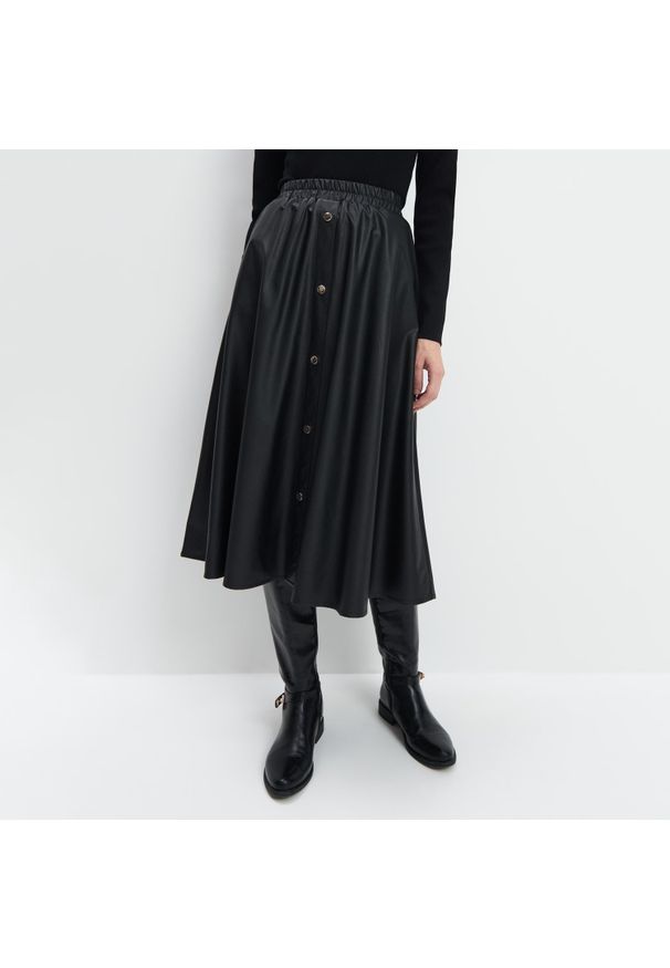 Mohito - Rozkloszowana spódnica - Czarny. Kolor: czarny