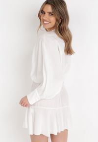 Born2be - Biała Sukienka Appobe. Okazja: na imprezę. Typ kołnierza: dekolt w serek. Kolor: biały. Materiał: tkanina, wiskoza. Wzór: aplikacja. Typ sukienki: kopertowe. Długość: mini #6