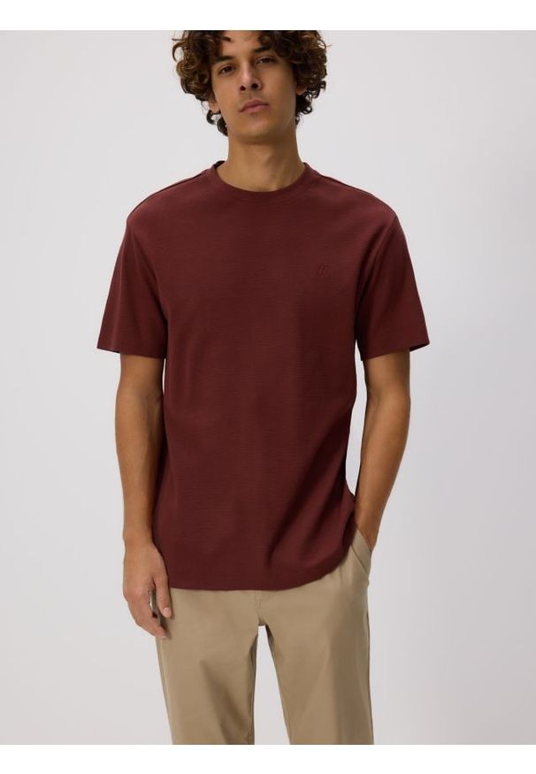 Reserved - Strukturalny t-shirt comfort fit - bordowy. Kolor: czerwony. Materiał: bawełna, dzianina