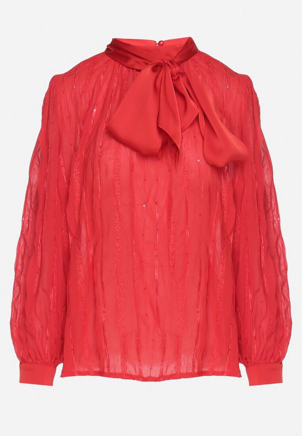 Born2be - Czerwona Koszulowa Bluzka z Tłoczonej Tkaniny z Wiązaniem przy Dekolcie Sepiane. Okazja: na co dzień, do pracy, na spotkanie biznesowe. Kolor: czerwony. Materiał: tkanina. Długość rękawa: długi rękaw. Długość: długie. Wzór: aplikacja. Styl: biznesowy, casual, elegancki