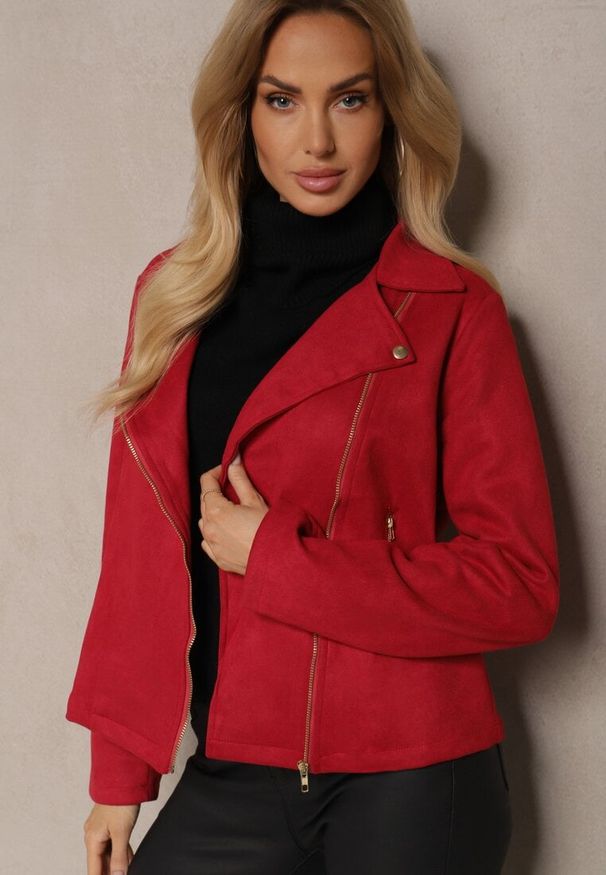 Renee - Bordowa Asymetryczna Kurtka Ramoneska z Imitacji Zamszu Kmiya. Kolekcja: plus size. Kolor: czerwony. Materiał: zamsz