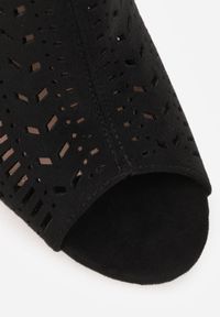 Born2be - Czarne Ażurowe Sandały Vices na Obcasie Ozdobione Wycięciem i Klamrą Felindrel. Okazja: na co dzień. Zapięcie: klamry. Kolor: czarny. Materiał: skóra. Wzór: ażurowy, aplikacja. Obcas: na obcasie. Styl: casual. Wysokość obcasa: średni #4