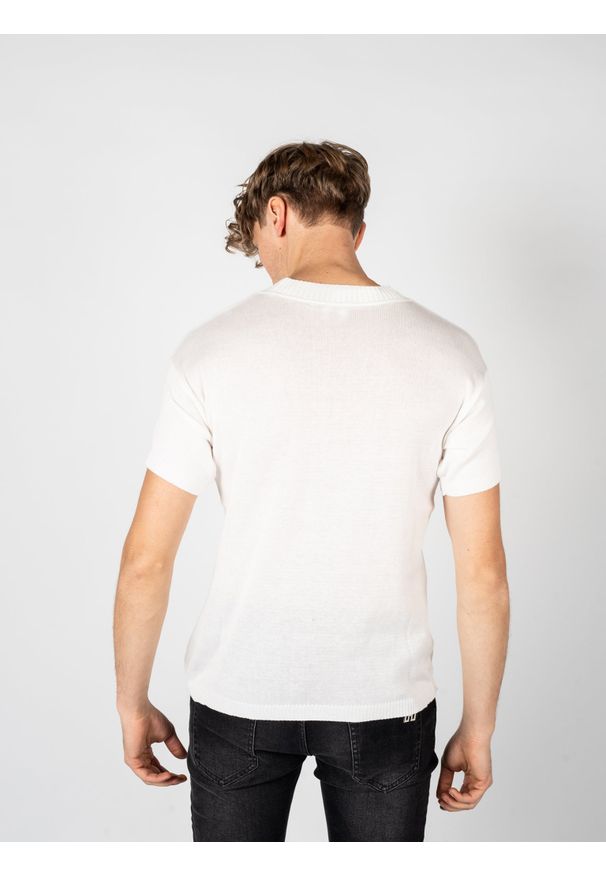 Takeshy Kurosawa T-shirt "Over Filo" | 82966 | Over Filo | Mężczyzna | Biały. Kolor: biały. Materiał: bawełna. Długość rękawa: krótki rękaw. Wzór: aplikacja