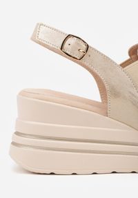 Born2be - Złote Skórzane Sandały na Koturnie z Perforacją i Metaliczną Aplikacją Zaehiesh. Okazja: na co dzień. Zapięcie: pasek. Kolor: złoty. Wzór: aplikacja. Materiał: skóra. Sezon: lato. Obcas: na koturnie. Styl: klasyczny, casual. Wysokość obcasa: średni #7