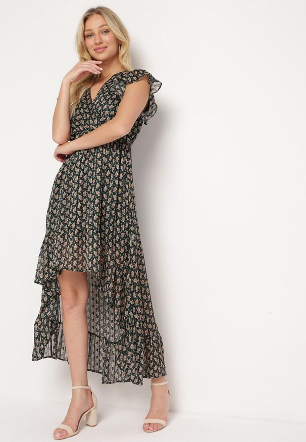 Born2be - Czarna Rozkloszowana Sukienka z Kopertowym Dekoltem z Gumką w Pasie i Falbanką Tiamala. Okazja: na spotkanie biznesowe. Kolor: czarny. Typ sukienki: kopertowe. Styl: biznesowy