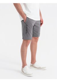 Ombre Clothing - Dopasowane męskie krótkie dresowe spodenki z nadrukami – szare V3 - Rozmiar: XL. Kolor: szary. Materiał: dresówka. Długość: krótkie. Wzór: nadruk. Styl: sportowy