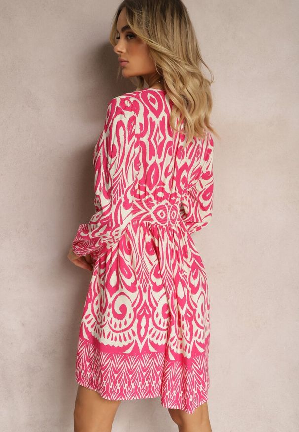 Renee - Różowo-Biała Wiskozowa Sukienka o Rozkloszowanym Kroju z Długimi Rękawami Zakończonymi Gumką Kililasa. Okazja: na co dzień. Kolor: różowy. Materiał: wiskoza. Długość rękawa: długi rękaw. Styl: elegancki, casual