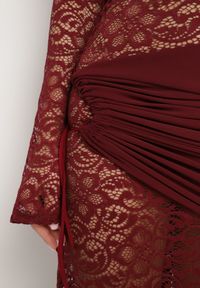 Born2be - Bordowa Koktajlowa Sukienka Koronkowa z Usztywnionymi Miseczkami i Marszczeniami Temias. Kolor: czerwony. Materiał: koronka. Długość rękawa: długi rękaw. Wzór: koronka. Styl: wizytowy #4