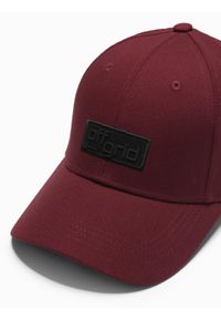 Ombre Clothing - Czapka męska bejsbolówka z daszkiem oraz prostokątną naszywką – bordowa V8. Kolor: czerwony. Materiał: bawełna. Wzór: aplikacja. Styl: klasyczny, sportowy, casual, elegancki #4