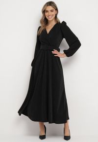 Born2be - Czarna Rozkloszowana Sukienka Maxi z Kopertowym Dekoltem i Paskiem Zeina. Kolor: czarny. Typ sukienki: kopertowe. Styl: klasyczny. Długość: maxi #1
