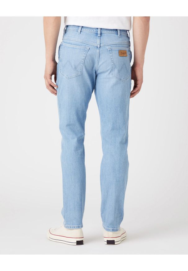 Wrangler - WRANGLER TEXAS TAPER MĘSKIE SPODNIE JEANSOWE LOVESICK W12TY728Q 112319945. Okazja: na spotkanie biznesowe. Styl: elegancki, biznesowy