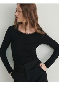 Reserved - Bluzka z korokową wstawką - czarny. Kolor: czarny. Materiał: bawełna, dzianina #1