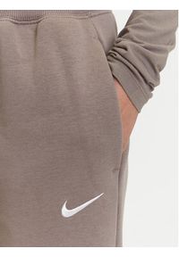 Nike Spodnie dresowe Phoenix DQ5615 Brązowy Regular Fit. Kolor: brązowy. Materiał: bawełna
