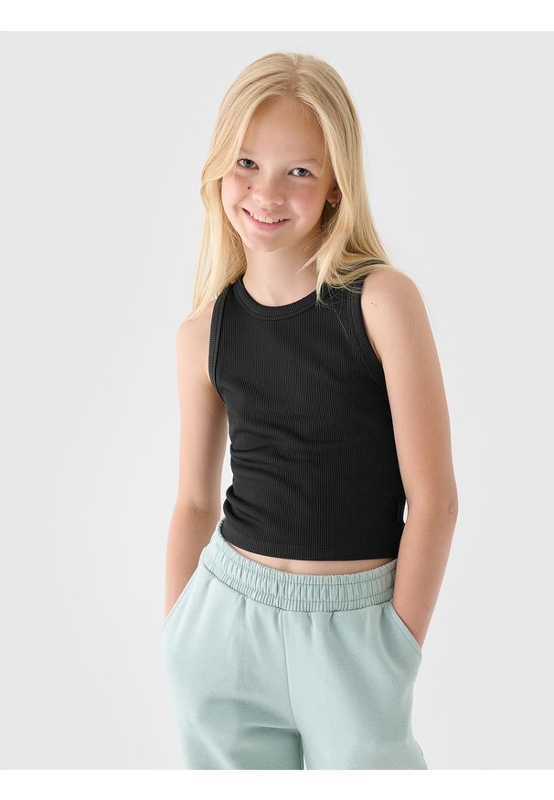 4f - 4F Crop top z prążkowanej dzianiny dziewczęcy - czarny 122 (6-7 lat). Okazja: na co dzień. Kolor: czarny. Materiał: dzianina, prążkowany. Długość rękawa: na ramiączkach. Sezon: lato. Styl: sportowy, casual