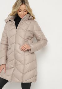 Born2be - Beżowa Pikowana Kurtka o Taliowanym Kroju z Kapturem i Futrzaną Podszewką Emithalla. Okazja: na co dzień. Typ kołnierza: kaptur. Kolor: beżowy. Materiał: futro. Długość rękawa: długi rękaw. Długość: długie. Styl: casual, elegancki, klasyczny #7