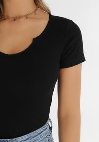 Born2be - Czarny T-shirt Caearis. Okazja: na co dzień. Kolor: czarny. Materiał: elastan, bawełna, materiał, prążkowany. Długość rękawa: krótki rękaw. Długość: krótkie. Sezon: lato. Styl: casual, klasyczny #4