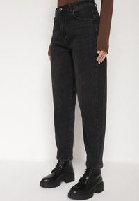 Born2be - Czarne Jeansy Mom Fit z Wysokim Stanem z Domieszką Wiskozy Aclonna. Okazja: na co dzień. Stan: podwyższony. Kolor: czarny. Styl: casual, elegancki