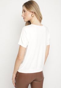 Born2be - Biała Sweterkowa Bluzka z Dekoltem w Serek Fenidea. Typ kołnierza: dekolt w serek. Kolor: biały. Materiał: jeans. Długość rękawa: krótki rękaw. Długość: krótkie. Sezon: zima, jesień. Styl: elegancki #7