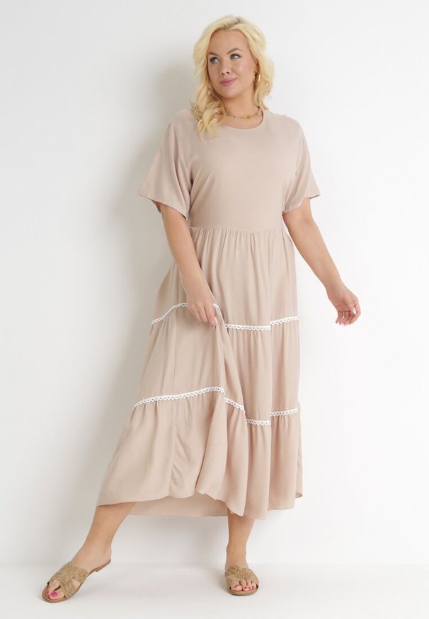 Born2be - Beżowa Rozkloszowana Sukienka Maxi Wiązana z Tyłu Zathia. Kolor: beżowy. Materiał: materiał. Wzór: ażurowy. Długość: maxi