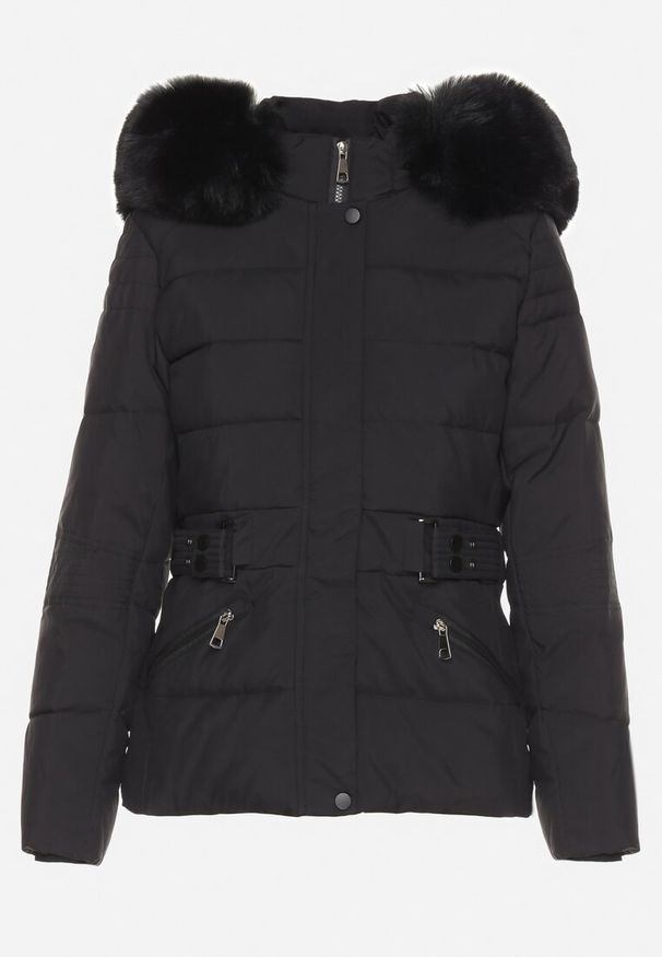 Born2be - Czarna Pikowana Kurtka Zimowa z Kapturem z Futrem i Ozdobnym Paskiem Hetiola. Typ kołnierza: kaptur. Kolor: czarny. Materiał: futro. Długość rękawa: długi rękaw. Długość: długie. Sezon: zima. Styl: elegancki