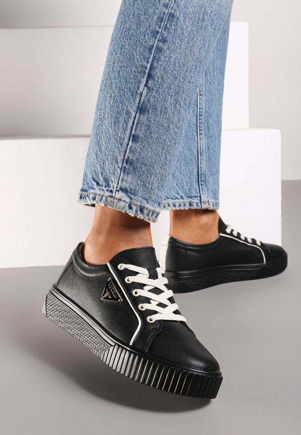 Born2be - Czarne Płaskie Skórzane Sneakersy z Aplikacją Trójkąta Labriene. Nosek buta: okrągły. Zapięcie: sznurówki. Kolor: czarny. Materiał: skóra. Wzór: aplikacja