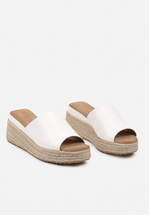 Renee - Białe Casualowe Klapki na Koturnie w Stylu Boho Krissta. Okazja: na co dzień. Nosek buta: otwarty. Kolor: biały. Sezon: lato. Obcas: na koturnie. Styl: boho, casual. Wysokość obcasa: średni