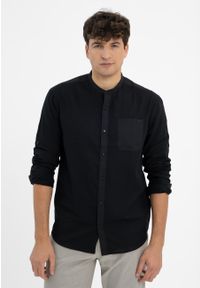 Volcano - Bawełniana koszula, Regular Fit, K-BASTO. Typ kołnierza: kołnierzyk stójkowy. Kolor: czarny. Materiał: bawełna. Wzór: ze splotem. Styl: klasyczny #1