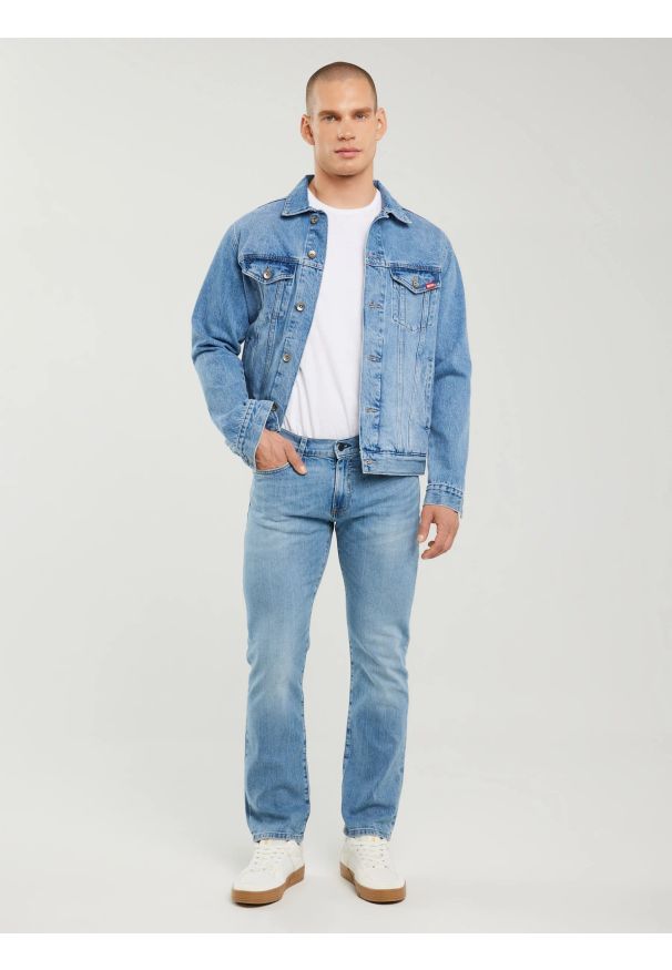 Big-Star - Jeansy męskie dopasowane z przetarciami jasnoniebieskie Tobias 295. Kolor: niebieski. Wzór: aplikacja. Styl: klasyczny
