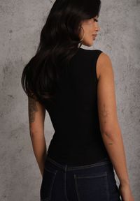 Renee - Czarny Wiskozowy Top Dopasowany z Kwadratowym Dekoltem Bez Rękawów Bilincja. Okazja: na co dzień. Typ kołnierza: dekolt kwadratowy. Kolor: czarny. Materiał: wiskoza. Długość rękawa: bez rękawów. Styl: casual #5