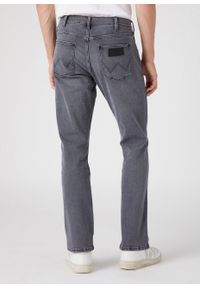 Wrangler - WRANGLER GREENSBORO MĘSKIE SPODNIE JEANSOWE JEANSY EBONY SKY W15Q29Z47