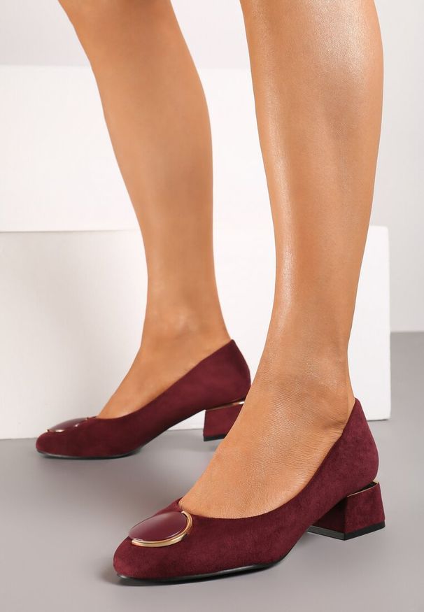 Renee - Bordowe Czółenka Vices z Wkładką z Naturalnej Skóry i Metalowymi Akcentami Jorinna. Kolor: czerwony. Materiał: skóra. Obcas: na obcasie. Styl: elegancki, klasyczny. Wysokość obcasa: średni