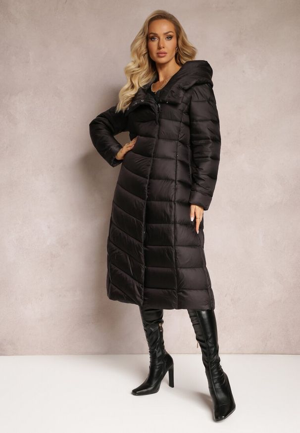 Renee - Czarna Długa Kurtka Płaszcz z Pikowaniem i Kapturem Tittonna. Kolor: czarny. Materiał: tkanina. Długość: długie. Wzór: jednolity. Sezon: zima, jesień